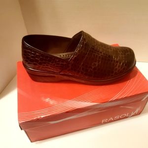 New in Box Rasolli Debby Croco Texture Clogs Brown